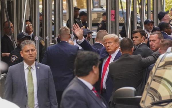 trump waves outside court