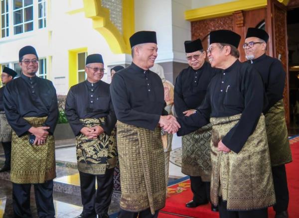 DPM Fadillah co<em></em>ngratulates Wan Junaidi on appointment as Sarawak governor