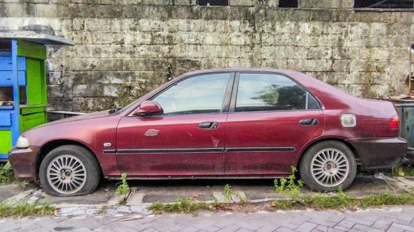 abando<em></em>ned Ho<em></em>nda Civic on roadside
