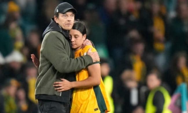 Australia’s head coach Tony Gustavsson co<em></em>nsoles Sam Kerr after defeat against England